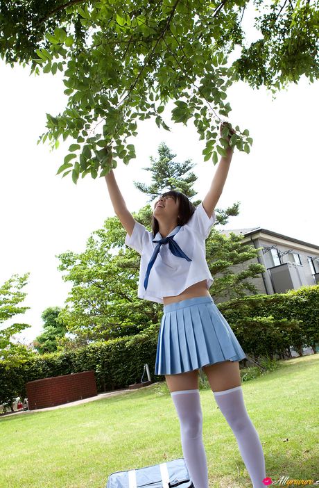 Skolepige Fuuka Nishihama viser sine små bryster og poserer i strømpebukser
