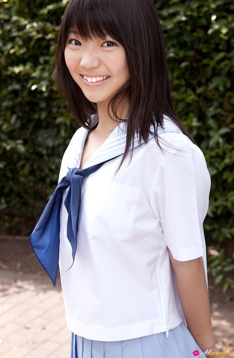 女學生 Fuuka Nishihama 展示她的小乳房並穿著絲襪擺姿勢