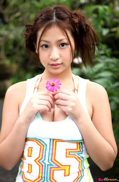 亞洲女孩 Ayaka Sayama 展示她的小胸部並穿著比基尼擺姿勢