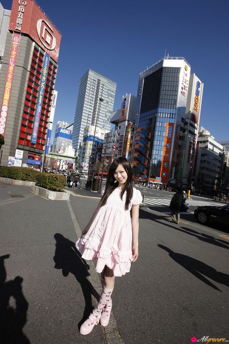 亞洲美女 Hiroto Kamata 展示她的小胸部並獨自擺姿勢