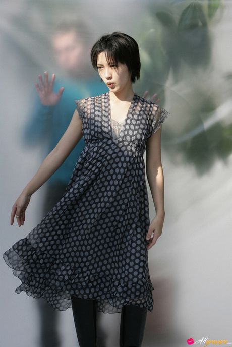 亞洲美女 Mari Hoshino 炫耀她迷人的胸部，並獨自擺姿勢