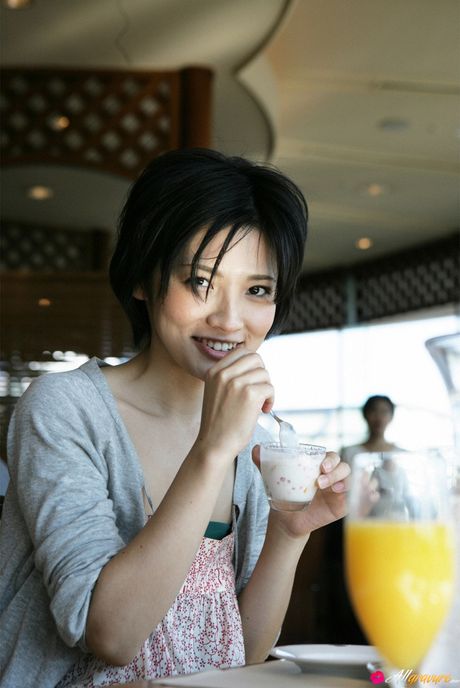 Asiatisk skønhed Mari Hoshino viser sine fantastiske jugger og poserer solo