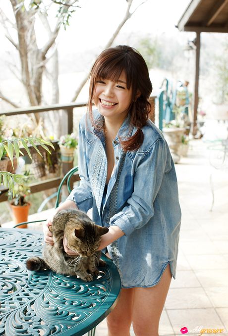 Den japanske babe Rina Itoh er en sød pige med en slank krop