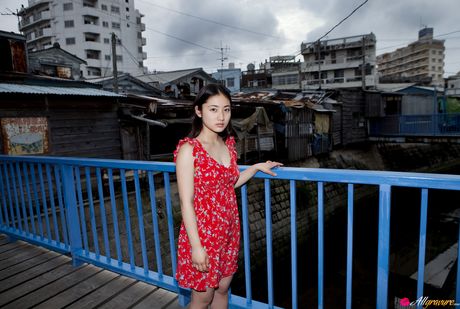 Asiatisk babe Saaya Irie fremhæver sine fantastiske stativer og sin glatbarberede fisse udendørs