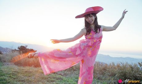 亞洲美女 Neo 展示她的小乳房並在野外揭開她的全裸