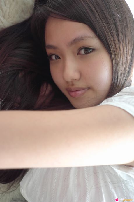 Den asiatiske covergirl Yuki Mogami fremhæver sine fantastiske bryster og afslører sin nøgenhed til et solobillede