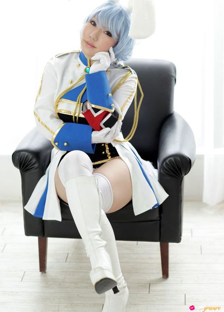 Asian bunny Saku flaunts her massive booty and spreads her pussy in a solo