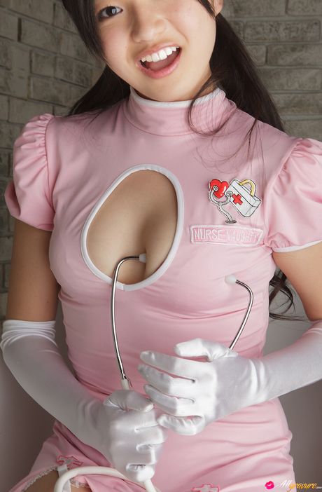 Asiatisk sygeplejerske Mayumi Yamanaka fremhæver sine store bryster og røv i et varmt fiskenet