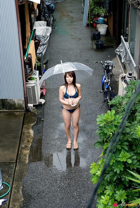 アジアのティーン、谷桃子がビキニを脱ぎ、大きな胸を披露