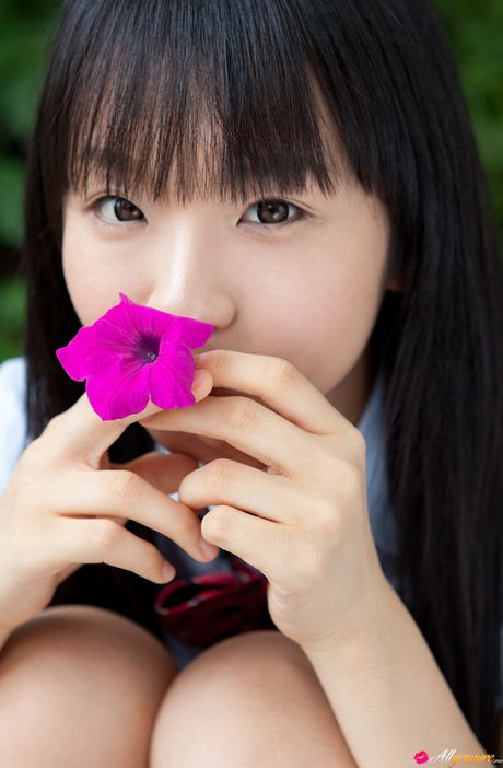 A: 素晴らしいアジアのティーン森田美穂は、彼女の小さなおっぱいを誇示し、スカートでポーズをとる