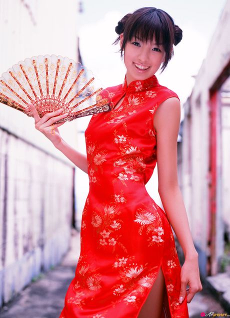 Brunøjede Akina Minami viser sine naturlige bryster og skaldede fisse frem