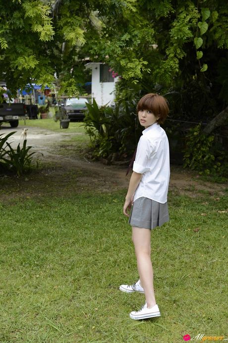 Asiatisk pige Moe Arai præsenterer sine små bryster og poserer i en bikini