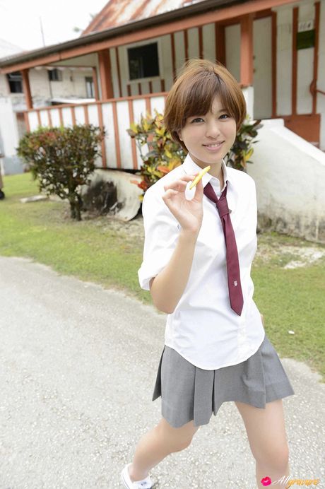 Asiatisk pige Moe Arai præsenterer sine små bryster og poserer i en bikini