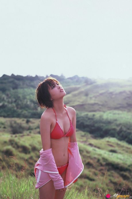 Asiatisk pige Moe Arai præsenterer sine små bryster og poserer i en bikini