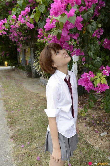 Asiatisk pige Moe Arai præsenterer sine små bryster og poserer i en bikini