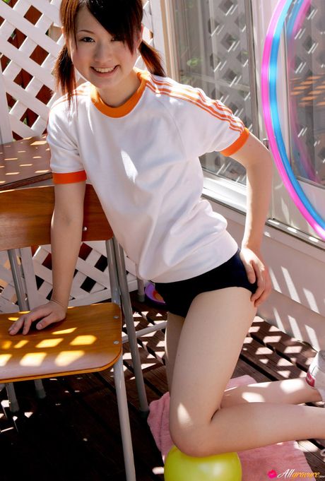 澤野直子是個喜歡炫耀自己身體的日本青少年