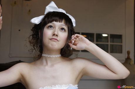 アジアの女の子、久住小春が椅子の上で誘惑的に裸になる