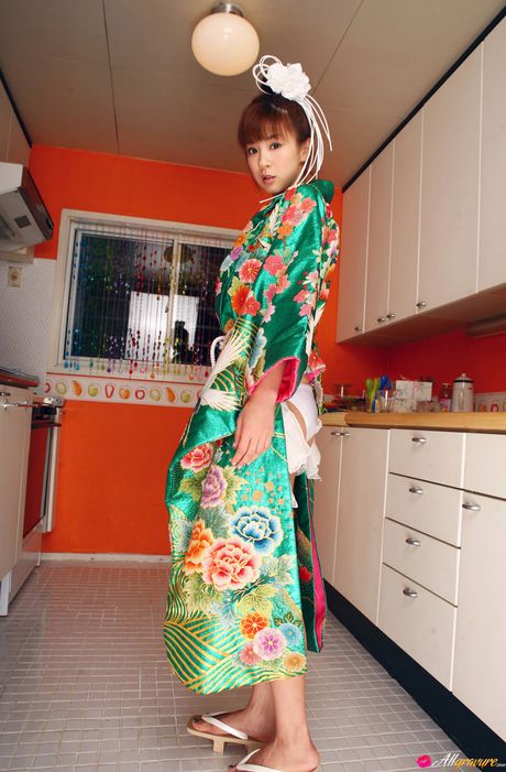 Smuk asiatisk babe Aki Hoshino viser sine store bryster frem og poserer i en kimono