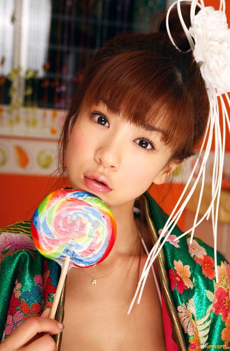 Smuk asiatisk babe Aki Hoshino viser sine store bryster frem og poserer i en kimono