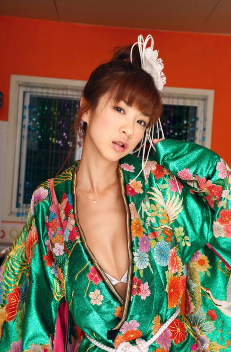 Smuk asiatisk babe Aki Hoshino viser sine store bryster frem og poserer i en kimono