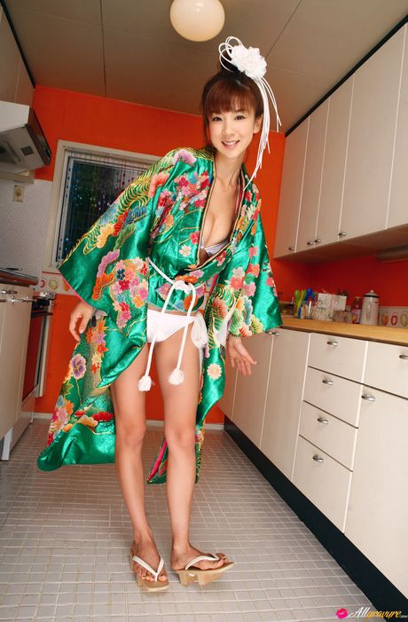 Smuk asiatisk babe Aki Hoshino viser sine store bryster frem og poserer i en kimono