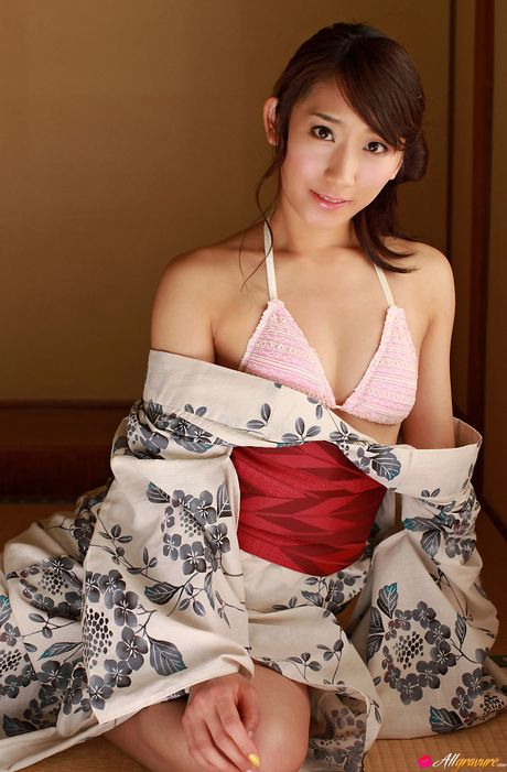 Brown-eyed Japanese beauty Haruka Kohara is a very sexy Asian babe