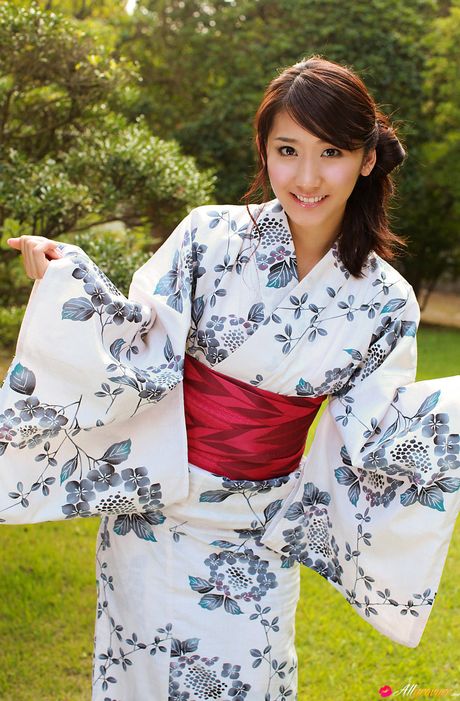 Brown-eyed Japanese beauty Haruka Kohara is a very sexy Asian babe