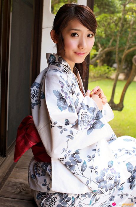 Brown-eyed Japanese beauty Haruka Kohara is a very sexy Asian babe