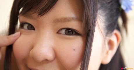 比基尼模特兒谷垣綾奈穿著比基尼展示她嬌小的胸部並擺出各種姿勢