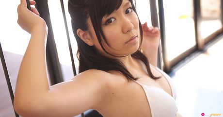 比基尼模特兒谷垣綾奈穿著比基尼展示她嬌小的胸部並擺出各種姿勢