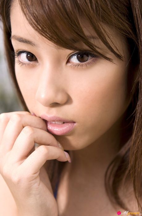 アジアのティーン野田彩花は彼女のお尻を見せる前に彼女の巨大なおっぱいを露出します