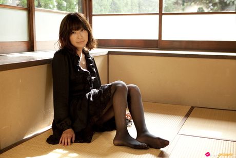 アジアの美女、小野真弓がストッキングを脱いでセクシーな体を披露