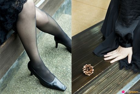 アジアの美女、小野真弓がストッキングを脱いでセクシーな体を披露