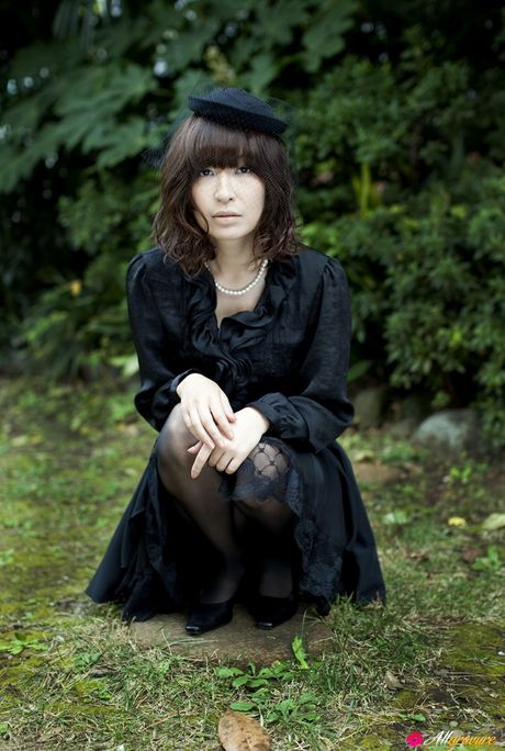 Asiatisk skønhed Mayumi Ono stripper til sine strømper og viser sin varme krop