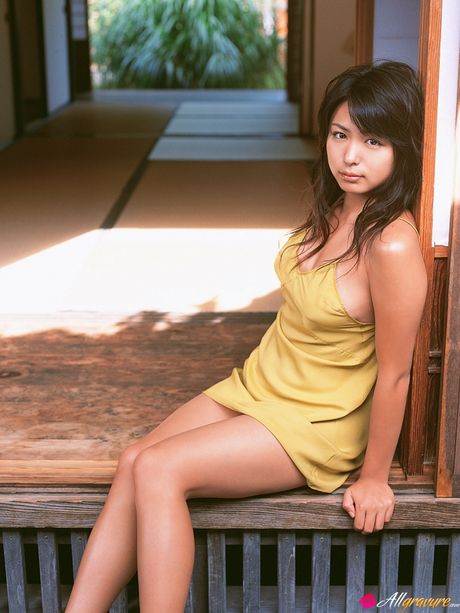 亞洲寶貝 Yukie Kawamura 脫下胸罩和內褲，展現自然風光