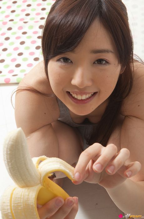 亞洲女孩 Mio Ayame 在手指性交前脫掉泳衣