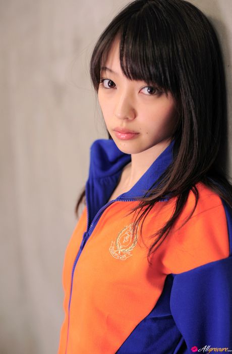 アジアの表紙ガール、安藤遥が自信たっぷりに服を脱ぐ