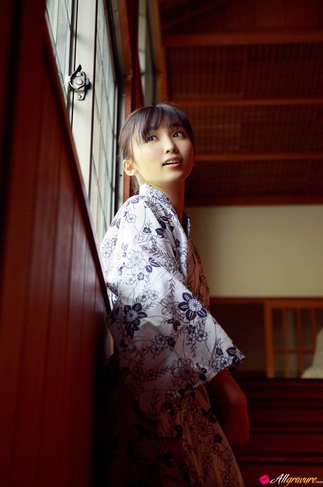 Asiatisk teenager Yoshiki Risa præsenterer sine naturlige bryster og præsenterer sig selv au naturel