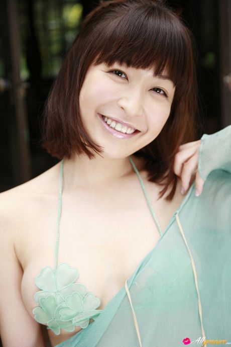 Brunøjede japanske babe Mayumi Ono viser sin sexede krop i en solo