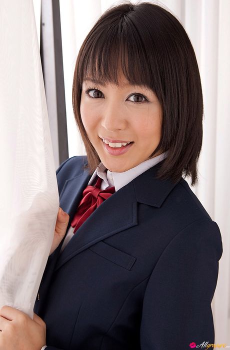 Asiatisk skønhed Nana Nanaumi demonstrerer sin varme røv og poserer solo