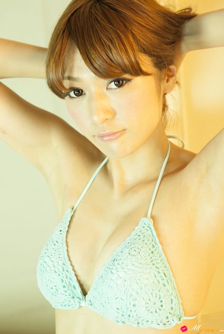 Asiatisk babe Miyazawa Masaaki viser sine enorme bryster frem og poserer solo