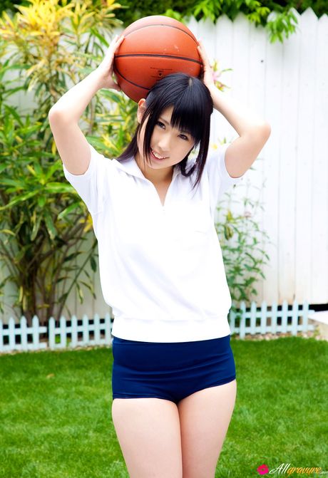 Fantastiske asiatiske Yuka Noda stripper ned til sokkerne og viser sine enorme bryster udendørs