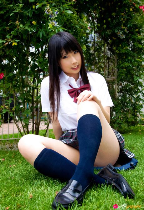 Fantastiske asiatiske Yuka Noda stripper ned til sokkerne og viser sine enorme bryster udendørs