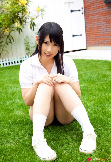 Fantastiske asiatiske Yuka Noda stripper ned til sokkerne og viser sine enorme bryster udendørs