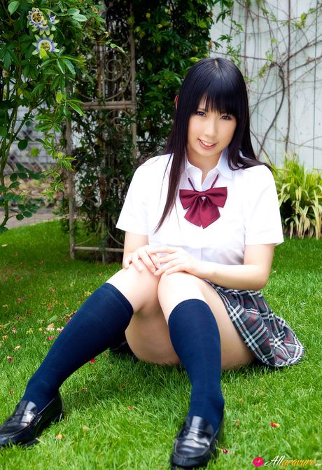 Fantastiske asiatiske Yuka Noda stripper ned til sokkerne og viser sine enorme bryster udendørs