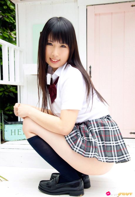 Fantastiske asiatiske Yuka Noda stripper ned til sokkerne og viser sine enorme bryster udendørs