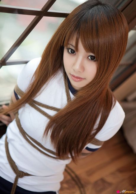 アジアの美女ディムディムがセクシーなお尻を披露し、ロープボンデージでポーズをとる