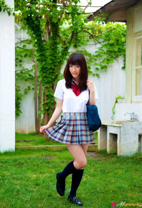 アジアンドールのアンナ・コンノが大きな胸を披露し、白いソックスでポーズをとる