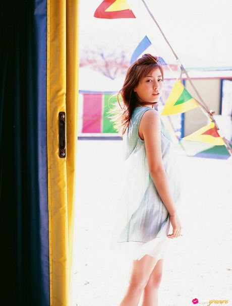 Fantastic Asian Yumi Sugimoto strips and poses in her bikini in the garage