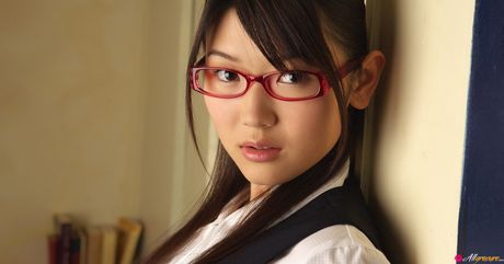 性感的亞洲秘書 Noriko Kijima 脫光衣服，露出絲襪和陰部